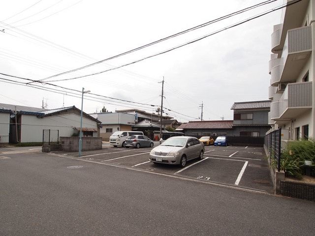 パール香芝の駐車場