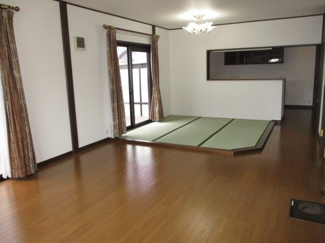 香芝市旭ケ丘５丁目の一戸建ての居間・リビング