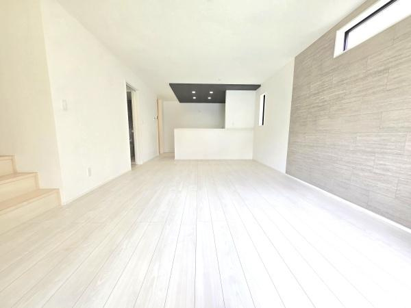 横浜市泉区和泉町の新築一戸建の居間・リビング|自慢したくなるリビング！
形も良く家具の配置にも困りません。