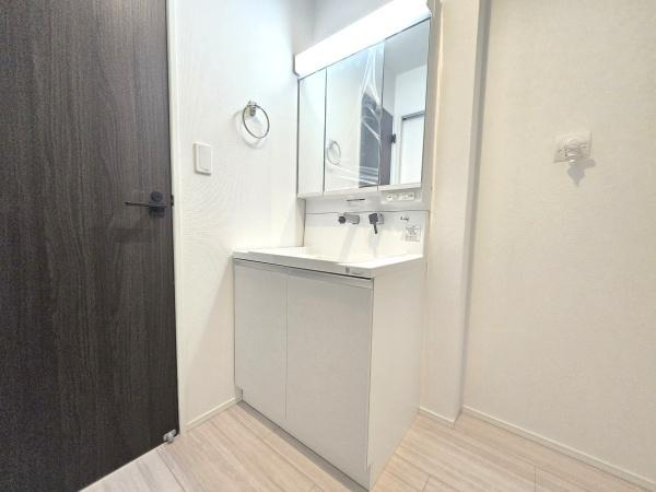 横浜市泉区和泉町の新築一戸建の独立洗面台|お化粧もしやすい三面鏡付き独立洗面台、
収納もしっかりあり、洗剤などもしまっておけます。
※家具等はCGでの参考レイアウトです。