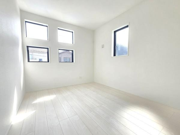横浜市泉区和泉町の新築一戸建の洋室|二面採光の明るく、落ち着きのある洋室！
休日はこちらでおくつろぎ下さい♪