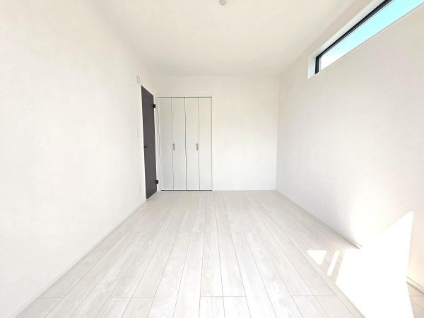 横浜市泉区和泉町の新築一戸建の洋室|クローゼットもあるので収納にも困りません！
荷物が多い方にも安心です。