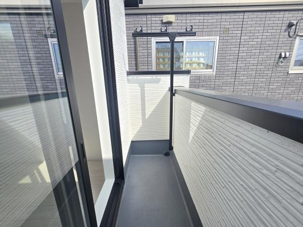 横浜市泉区和泉町の新築一戸建のバルコニー|陽当り良好のバルコニー！
風通しもよく気持ちいいです