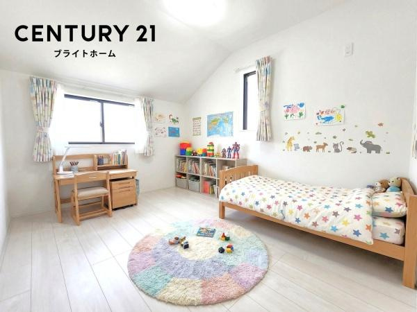 横浜市泉区和泉町の新築一戸建の洋室|本画像はAIがCGで家具作成しており、実際の現地に家具は設置されておりません。また、販売価格に家具等は含まれておりません。