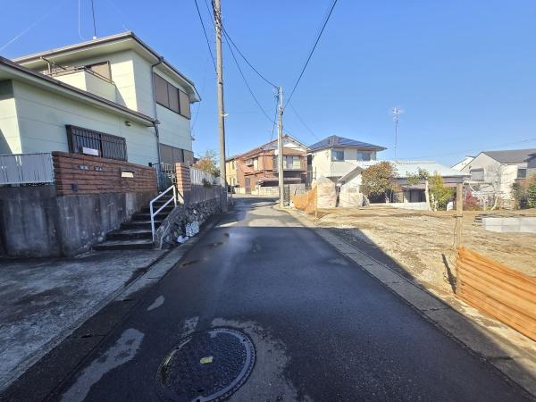横浜市旭区南希望が丘の新築一戸建の前面道路含む現地写真|落ち着いた街並みになります。
是非一度、現地へお越しください。 
ご自宅までの送迎もいたします