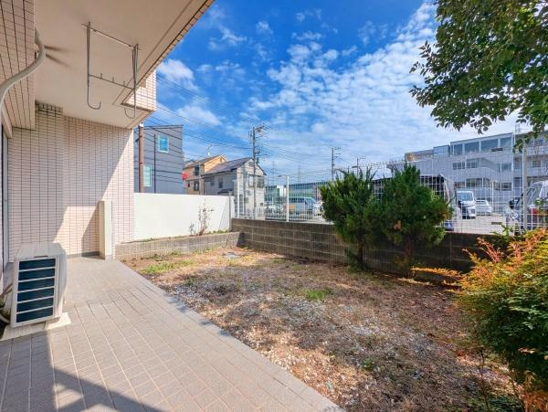 ビューネ綱島東の庭|荷物を置くのもよし！お好きなお花を置いてみるのもよし！
色々な用途で使えるスペースです。