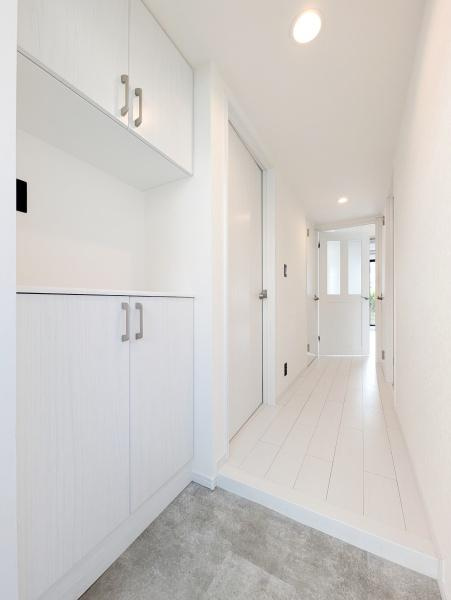 ビューネ綱島東の玄関|この明るい玄関が気持ちよく迎え入れてくれます。