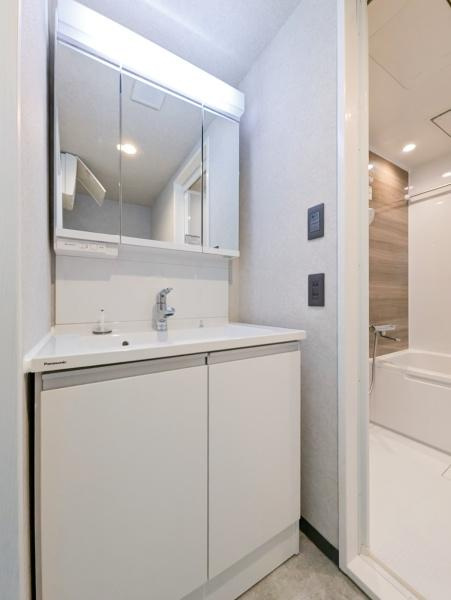 ビューネ綱島東の独立洗面台|広々とした洗面室には三面鏡付き独立洗面台！