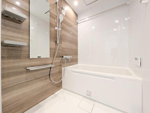 ビューネ綱島東の浴室|窓付きの浴室です。
このバスルームで一日の疲れを癒してください！