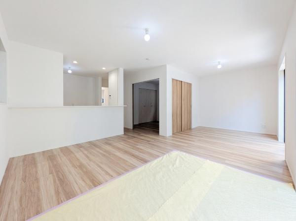 横浜市旭区本宿町の新築一戸建の内観：施工例|同仕様のキッチンです！
設備、収納充実のキッチンです。
