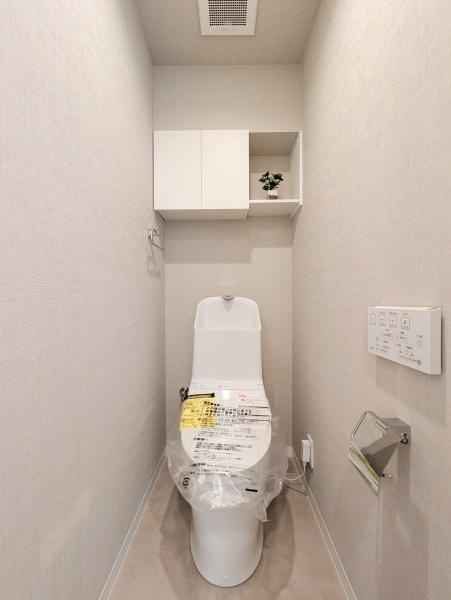 コーポ大倉山のトイレ|清潔感のある内装のすっきりとしたデザインのトイレです。
水周りが綺麗だと安心ですね。

