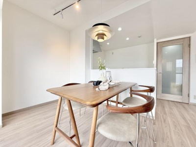【居間・リビング】 | ソワール新檜尾台3号棟 | ここにはみんなが集い、食事と楽しい会話が始まる。話に夢中になりすぎて、ついつい時を忘れてしまう。そんな束の間の幸せを感じさせてくれる場所。
