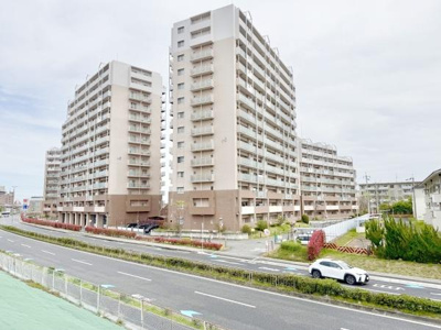 【外観】 | ソワール新檜尾台3号棟 | 南海泉北線「光明池」駅が徒歩5分。
通勤にも外出にもアクセス良好。家族でおでかけすることも増えそうですね♪