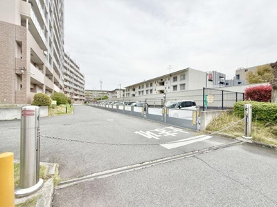 【駐車場】 | ソワール新檜尾台3号棟 | 幅の広い駐車場となっております♪お車の出し入れも楽々ですね♪