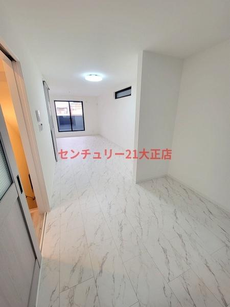 鶴町3丁目　貸家の居間・リビング