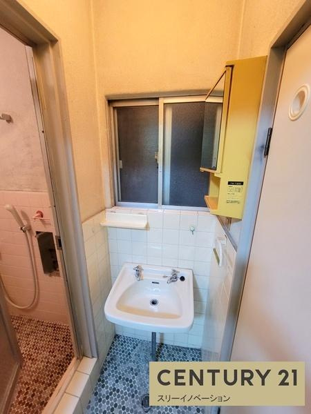 三軒家東1丁目ビルの洗面所|★収納もついてます★