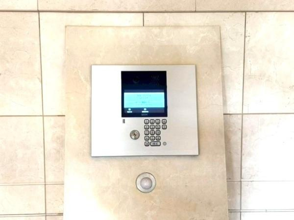 グランツオーベル本牧三渓園のエントランス