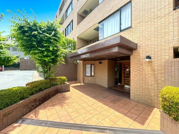 グランツオーベル本牧三渓園のエントランス