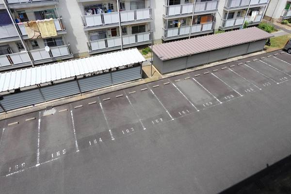 ビレッジハウス高田2号棟の駐車場
