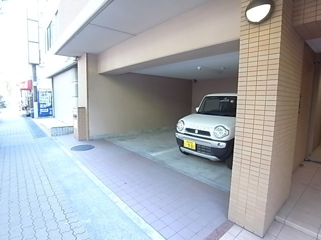尼崎ヒルズの駐車場|車をお持ちの方に嬉しい駐車場付きの物件です