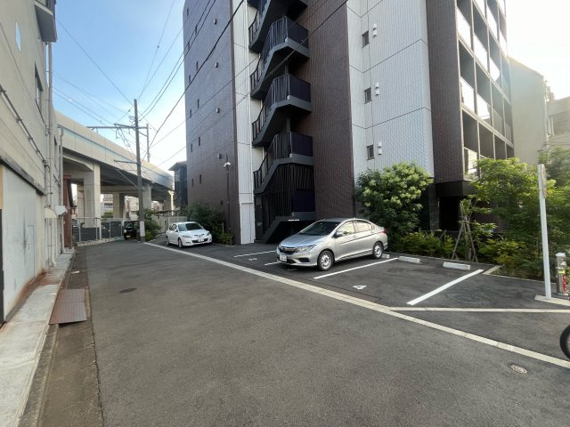 ドゥーエ蒲田南の駐車場