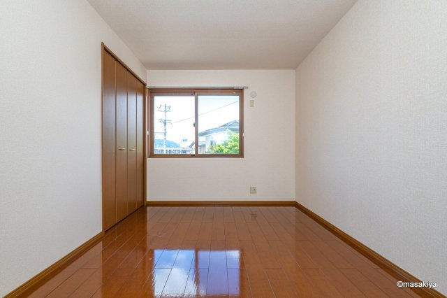 ラフィネス高田の洋室