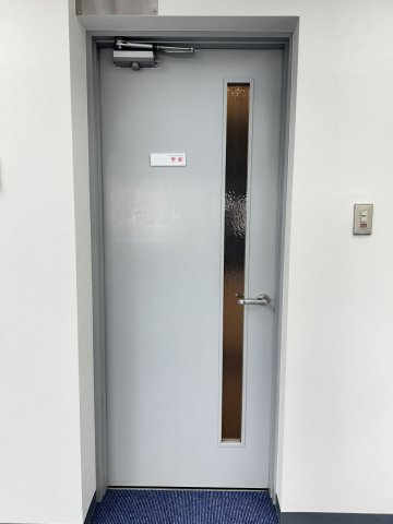 中延ビルの玄関