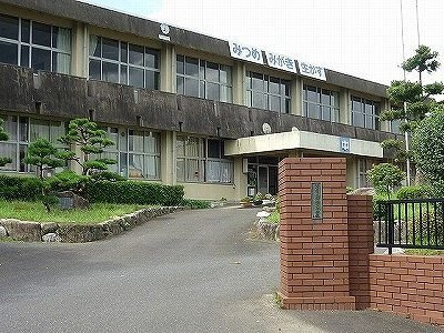 【周辺】 | ゴールデンパールＡ | 南波多郷学館（中学校）まで1600m