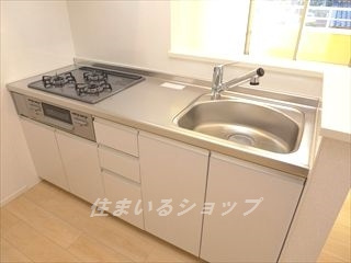 広島市安佐北区亀山２丁目のアパートのキッチン|２口ガスコンロ・グリル付きシステムキッチン