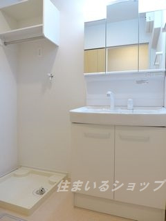 広島市安佐北区亀山２丁目のアパートの洗面所|三面鏡付きシャンプードレッサー