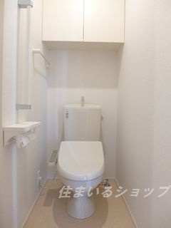 広島市安佐北区亀山２丁目のアパートのトイレ|シャワートイレ・収納棚あり
