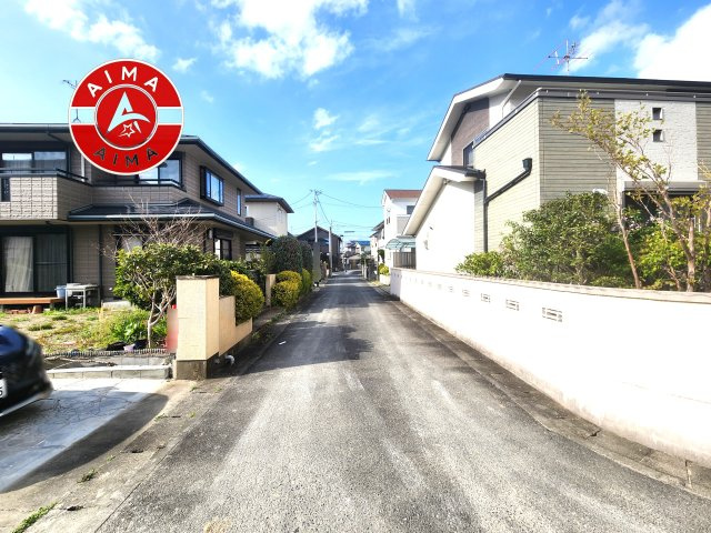 福岡市早良区干隈4丁目第1-3棟（1号棟）の前面道路含む現地写真|前面道路は閑静な住宅地をはしる車通りの少ない道路。お車の出し入れが苦手なママや小さなお子様にも安心ですね。しっかり舗装もされているので、ベビーカーや自転車で通っても快適に通行できます。前面道路です。