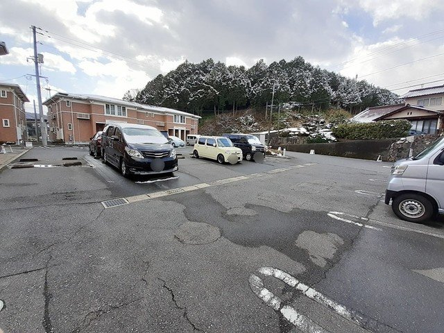 プラシード五番館の駐車場|駐車場に車を止められます