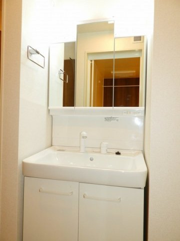 サン　ウォーム　Ⅳの洗面所|明るい洗面所です