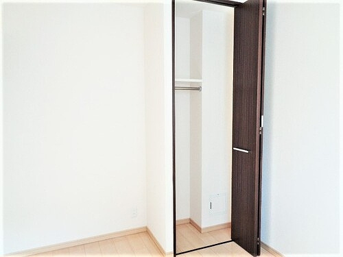 ライオンズタワー平和大通りシティマークスの収納|洋室（約5.4畳）のクロゼット