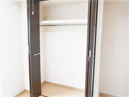 ライオンズタワー平和大通りシティマークスの収納|洋室（約5.0畳）のクロゼット　※2020年5月撮影