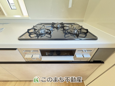 【キッチン】 |  LiveleGarden.S第2古河諸川　 | 3口ビルトインコンロで同時調理可能☆時短家事につながりますね☆