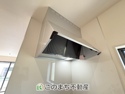 【キッチン】 |  LiveleGarden.S第2古河諸川　 | シンプルながらお料理の匂いをスッキリ吸引するレンジフード☆