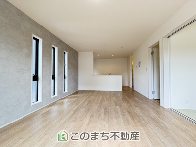 【居間・リビング】 |  LiveleGarden.S第2古河諸川　 | 窓が多く明るいリビングスペース☆ご家族の団らんを明るい日差しがが照らします☆