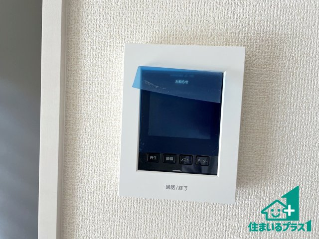 ★亀岡市曽我部町南条宮田筋　第2期　新築一戸建ての防犯設備|カラーモニターインターホン！声だけでなく来訪者の姿や顔がモニターで確認できるので、小さなお子様がいらっしゃるご家庭でも安心できます！