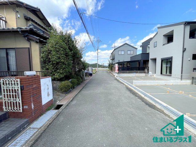 ★亀岡市曽我部町南条宮田筋　第2期　新築一戸建ての前面道路含む現地写真|周辺は閑静な住宅街！前面道路広々で車の出し入れも便利です。駐車が苦手な方でも安心して車庫入れできます！