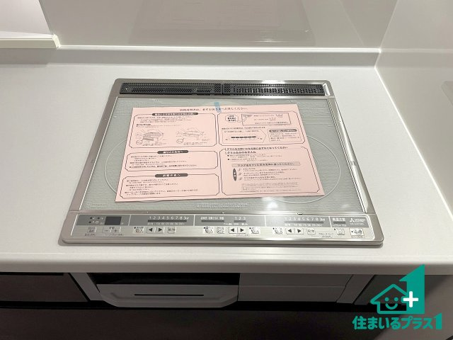★亀岡市曽我部町南条宮田筋　第2期　新築一戸建ての設備|火を使わないので、安心なＩＨコンロ！でこぼこが無い構造なので、掃除もしやすく清潔に保てます！