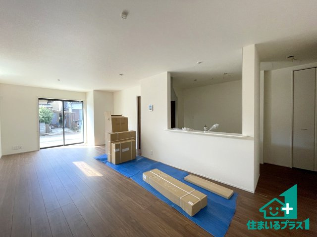 ★亀岡市曽我部町南条宮田筋　第2期　新築一戸建ての居間・リビング|シンプルなリビングは、観葉植物等のインテリアを楽しめますね！パパ好みにも、ママ好みにも家具次第で雰囲気を変えることができます！