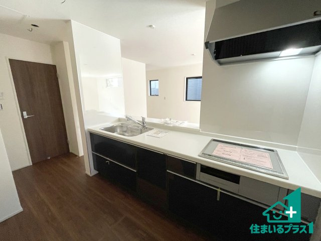 ★亀岡市曽我部町南条宮田筋　第2期　新築一戸建てのキッチン|リビングと統一感があり、使い勝手のいいキッチン。広々としているので、二人並んで作業が出来ちゃいます。お子様と一緒に色々なお料理に挑戦できるスペースがあります。