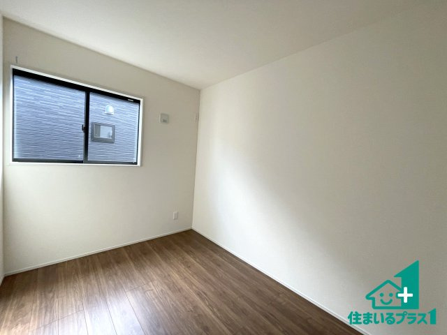 ★亀岡市曽我部町南条宮田筋　第2期　新築一戸建ての洋室|シンプルな洋室は、自分好みのインテリアが楽しめます♪ご家族とインテリアや家具を選びに行くのは物件購入時の醍醐味の一つです。ぜひお楽しみください♪