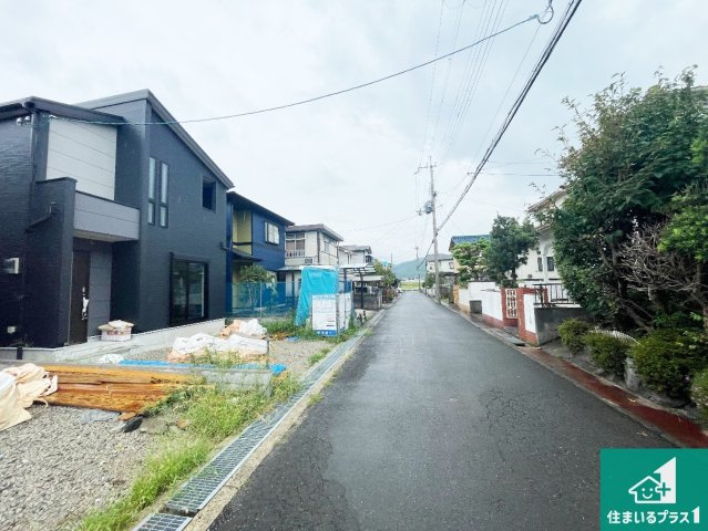 亀岡市曽我部町南条宮田筋　第2期　新築一戸建ての前面道路含む現地写真|周辺は閑静な住宅街！前面道路広々で車の出し入れも便利です。駐車が苦手な方でも安心して車庫入れできます！
