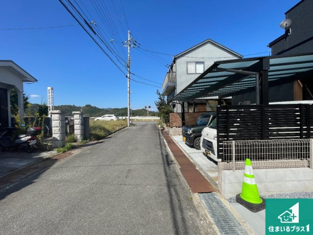 亀岡市曽我部町南条宮田筋　第2期　新築一戸建ての前面道路含む現地写真|周辺は閑静な住宅街！前面道路広々で車の出し入れも便利です。駐車が苦手な方でも安心して車庫入れできます！