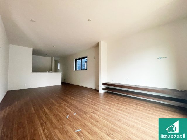 亀岡市曽我部町南条宮田筋　第2期　新築一戸建ての居間・リビング|広く明るい、リビングは子育て中のお母さんも安心の対面キッチン。忙しいお母さんに嬉しい水回りが集約された家事導線が短く済む設計！