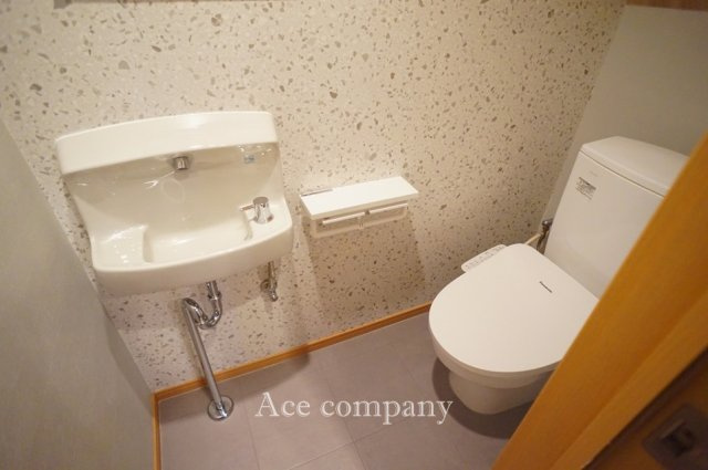 【トイレ】 | 東大阪市岩田町6丁目 | トイレは1階と2階の各階に完備です♪こちらは1階のトイレ、ウォシュレット・手洗いカウンター付きです☆