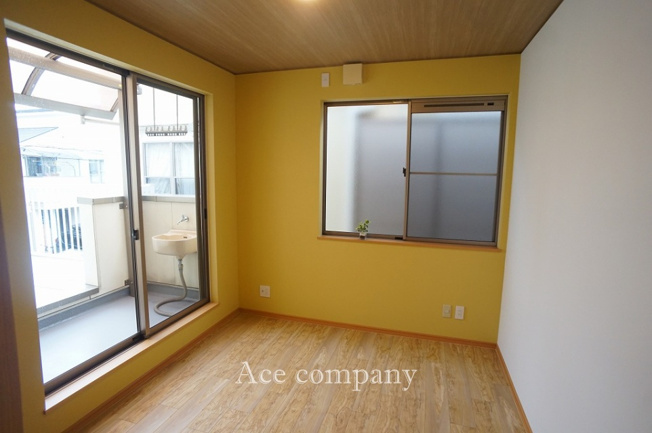 【内装】 | 東大阪市岩田町6丁目 | 【東側：洋室4.5帖】ベランダに出入りできるお部屋です☆